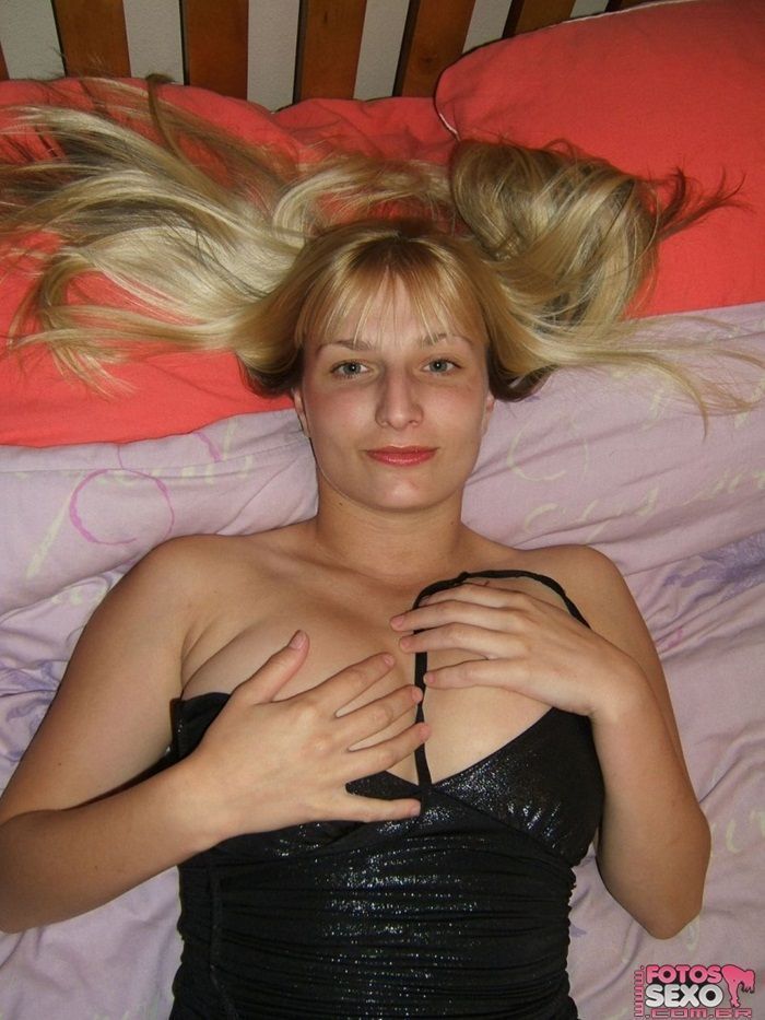Loira gostosa dos peitinhos deliciosos 4