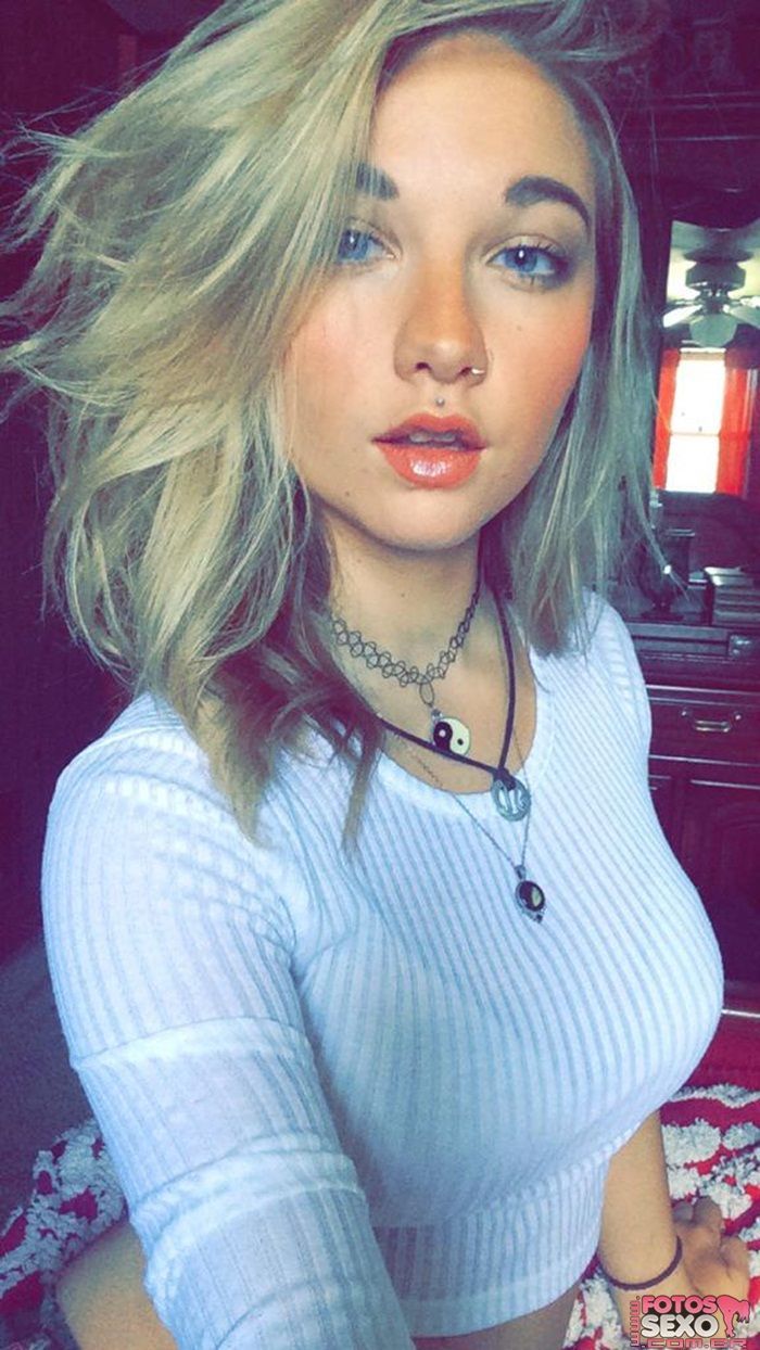 Loira peituda perdeu celular com nudes 18