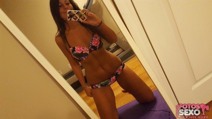 Morena Bucetuda de biquini toda lisinha2